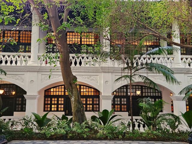 Strolling around the colonial buildings of Raffles Hotel