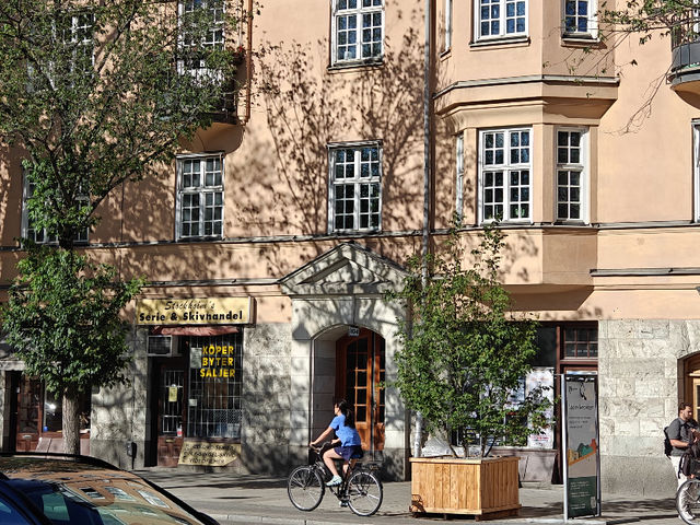 Stockholm Citywalk: Tunnels, Coffee-less Cafes, and Spicy Mala Tang! 🇸🇪🚶‍♀️