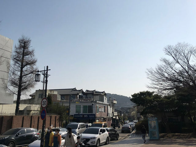 Walking around Hwaseong Fortress in Suwon
