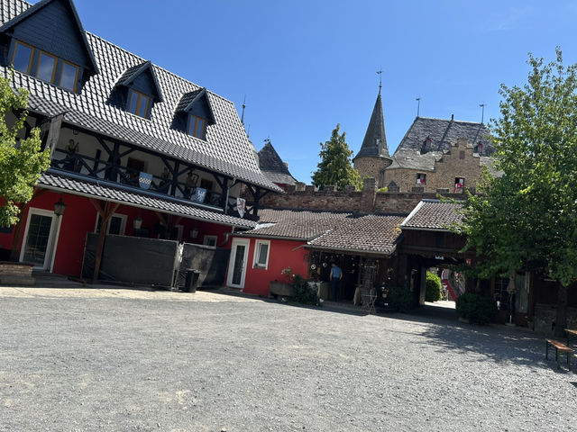 ย้อนเวลาสู่ปราสาทในเทพนิยายที่ Burg Satzvey 🏰💫