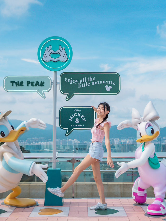 「米奇與好友」玩轉香港太平山頂！🚠  嚟香港旅行必到太平山頂飽覽維港景色，今個暑假，全港首個迪士尼「Mickey Keep It Real」主題活動登陸太平山頂，「米奇」帶埋成班人氣角色米奇、米妮、