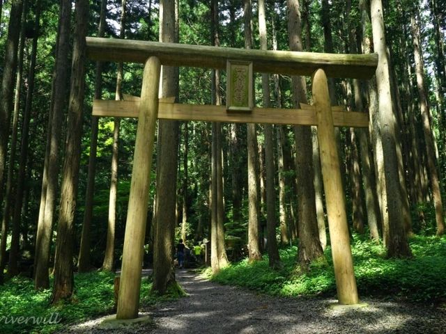 【山形】祠の背面の岩場から流れ出る滝！「胴腹滝」も涼感スポット