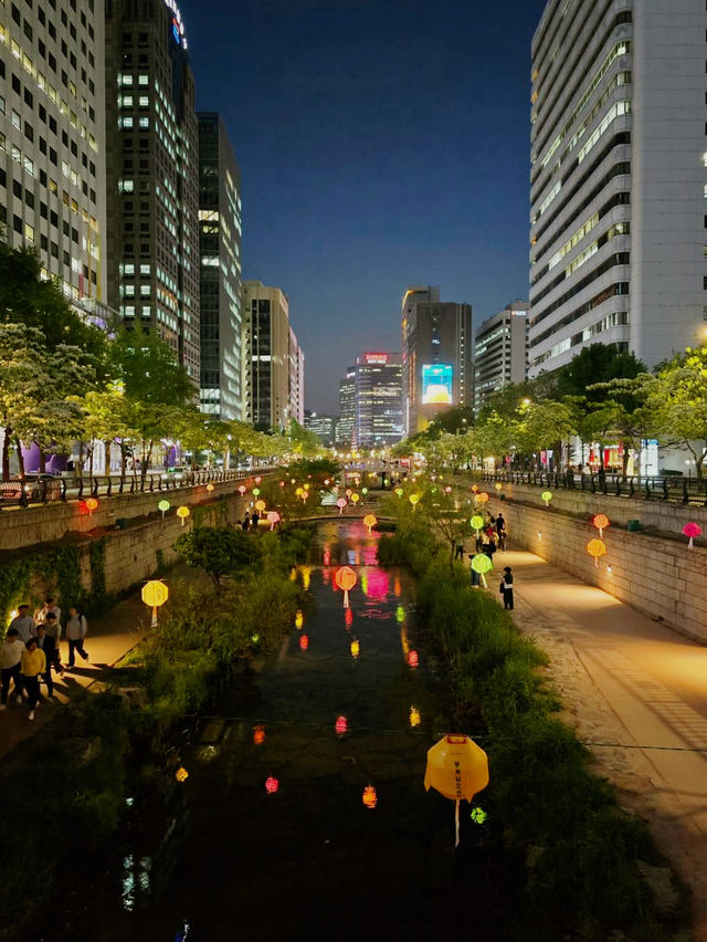 Cheonggyecheon at night