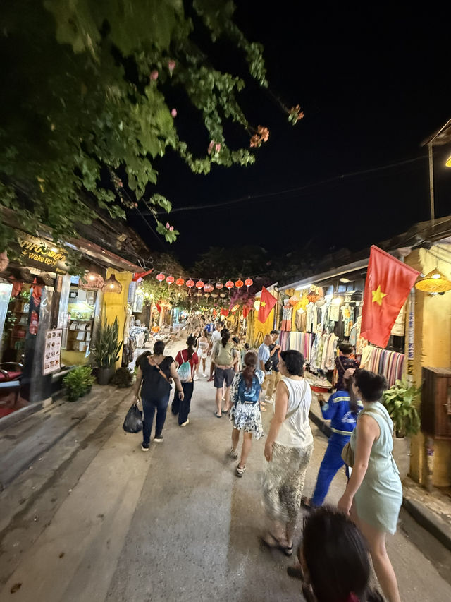 Wandering the Lantern-Lit Streets of Hoi An 🇻🇳✨ Wandering the Lantern-Lit Streets of Hoi An 🇻🇳✨