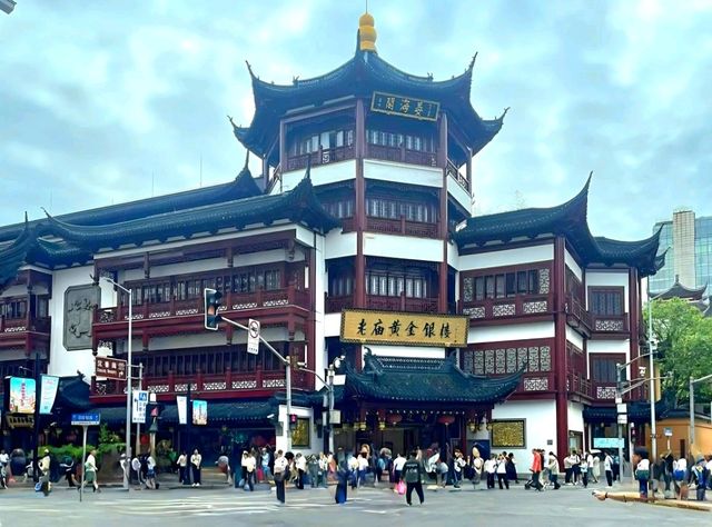 Step Back in Time at Yuyuan Old Street Step Back in Time at Yuyuan Old Street