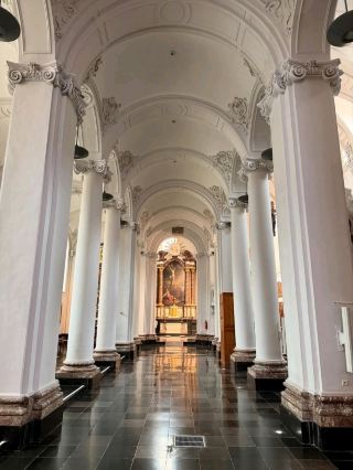 探索列日的聖巴多羅買教堂