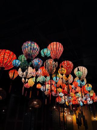🇭🇰| Elememt - Bistro Hoi An 

📍Shop R002-003, 3/F, & Roof Deck, Civic Square, ELEMENTS, 1 Austin Rd W, Tsim Sha Tsui

精美越南餐廳酒吧Bistro Hoi An第二間分店開到九龍圓方啦!一定要推薦比大家,我地食完後係讚不絕口🤣 而且新店地址對我地黎講更加方便,8月新開架,即刻襯熱啦!

餐廳設計靈感來自越南會安古城,氛圍悠閒寫意,充滿越南鄉村風情,圓方分店仲有提供戶外座位,獨特既裝潢同氣氛別樹一格。單單係望住佢地掛起既越式燈籠,就已經夠賞心悅目💕

𝗪𝗛𝗔𝗧 𝗪𝗘 𝗢𝗥𝗗𝗘𝗥

✨ 越式生蝦刺身 $138

生蝦除左新鮮之外,最驚喜既係佢既醬汁呀。
醬汁帶有好香既青檸味道,提升左生蝦本身既味道層次

✨ 炭燒澳洲頂級M9和牛後頸脊 $338

肉質非常嫩,後頸呢個位會有返咁上下咬口。
夾起油條同埋點一點佢個個好似黑醬油一樣既醬汁,口感豐富味道又多變化

✨ 炭燒豬頸肉 $105

炭火香味包住成條豬頸肉,每片都好厚身,口感彈牙好正

✨ 順化牛肉湯檬 $138

牛骨湯味道好濃郁好香,材料都好豐富,有美國牛肉,牛腩,豬腩,每樣都係厚切架!份量真係夠晒!

✨ 河內蕃茄蟹肉大蝦湯檬 $135

蕃茄湯味道好好,材料都好多,連埋豆芽菜,肉碎,芫荽等等,好味到想飲晒d湯😎 上面隻大蝦都真係夠晒大隻,肉質仲要好結實爽口👍🏻

✨ 香芒蜜柚椰子雪葩 $72

甜品黎講呢個都算豪華,有芒果,柚子,椰子肉,糖脆等等,根本就係一個超豐富既雜果雪榚!

✨ 椰青 $68

大大個椰青,椰水好甜呀。
佢地揀既椰青既椰肉好軟身好容易就可以食到

✨ 雞蛋咖啡 $60

越南餐廳點少得雞蛋咖啡!常溫上枱,可以即刻飲用,好貼心呀 ❤️

◇◇◇◇◇◇◇◇◇

#element #bistrohoian 