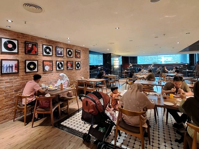 A Groovy Breakfast at Jazz Hotel!