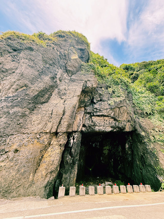綠島馬蹄橋下|山壁岩洞與碧水交織的秘境,在自然縫隙間戲水的快意時光 綠島馬蹄橋下|山壁岩洞與碧水交織的秘境,在自然縫隙間戲水的快意時光