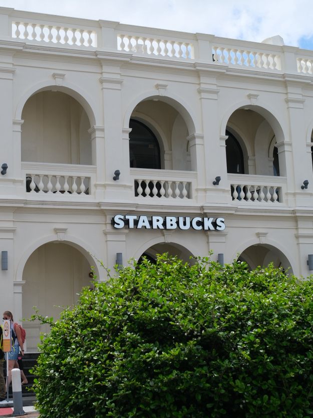 🌴☕ Starbucks Phuket Old Town – คาเฟ่เชนในตึกชิโนโ