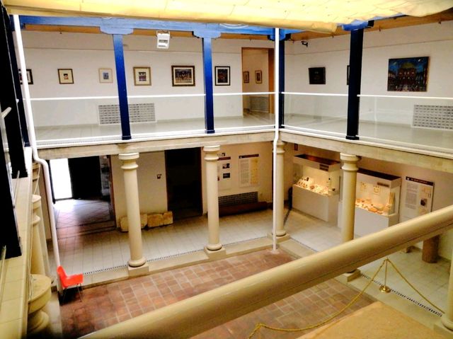 一些當地的藝術和考古的古宮殿展