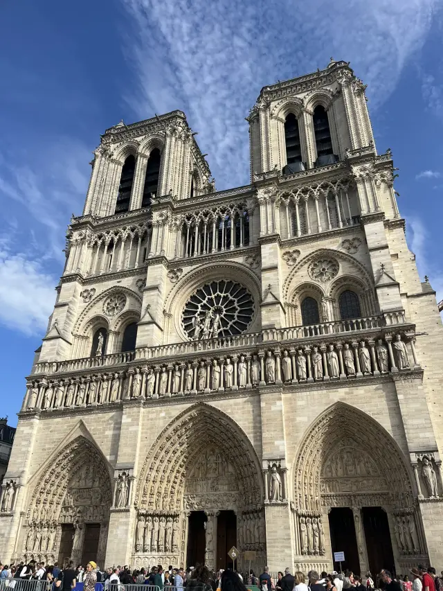 Iconic Paris Scene😍