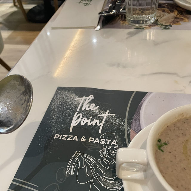 煙三文魚溫泉蛋pizza +油封鴨腿！😋 覓食好去處！