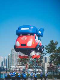 好得意呀！20個人氣角色空降西九🎈全港首個IP氣球巡遊！  今次安排得好順利，每隻IP公仔都有15個人係下面保持公仔平衡，就算有風都可以適時調節方向高低！有興趣嘅朋友起得Mark定12月28日嚟西九