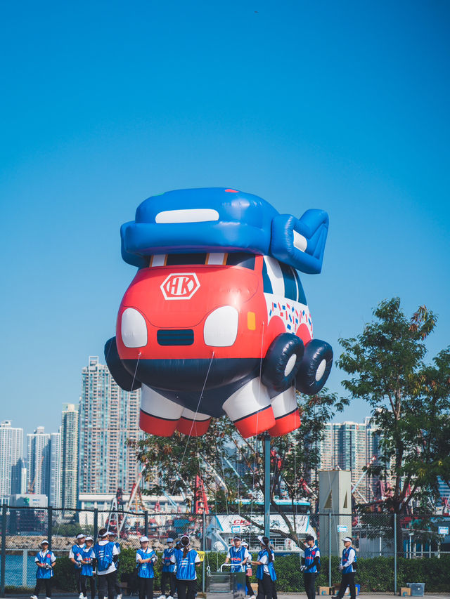 好得意呀！20個人氣角色空降西九🎈全港首個IP氣球巡遊！  今次安排得好順利，每隻IP公仔都有15個人係下面保持公仔平衡，就算有風都可以適時調節方向高低！有興趣嘅朋友起得Mark定12月28日嚟西九