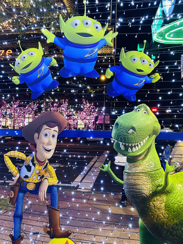 台北|101聖誕樹與街頭藝人的歡樂時光 還有玩具總動員讓你秒拍照打卡 台北|101聖誕樹與街頭藝人的歡樂時光 還有玩具總動員讓你秒拍照打卡