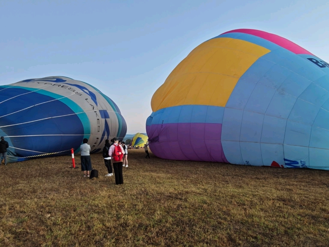 Pick up at 2:40 am, arrive Hunter Valley around 4:30 am.
Check-in & briefing...
We were drived for the place in 10 min...We are driving under DARKNESS!
Then, it suddenly bright up as dawn comes.
We wait for the technician to blow up the balloon...
Finally 10 of us, in 2 compartments were in the basket of Balloon...
We rise up gradually...
I am scared of heights BUT I didn't fear for the whole course...
Very great experience...
We then have breakfast and get back to car by 9 am,; We then arrived the pick-up place by 11am !!
First 3,800 metres, then 5,000 metres...but it seems not really high...