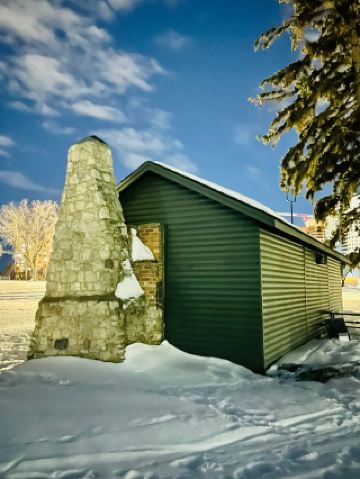 Grasslands National Park

Address: SK-4, Val Marie, SK, Canada

Opening Hours: Open year-round, 24 hours

This park exudes a pristine, natural atmosphere. Stepping in on a crisp early winter morning feels like unlocking the secrets of the North American prairie. The park is divided into the East Block and the West Block. It's recommended to visit the West Block in the early morning light to capture the softest shadows. A stroll along the Eco-Tour Scenic Drive offers opportunities to encounter herds of bison and antelope. If you enjoy photography like I do, keep an eye out for the cabin area—the red cabins with blue doors offer a truly healing combination of snowy landscapes and a clear blue morning sky.

