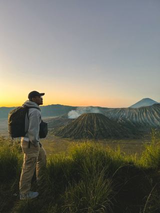 ブロモ山は、いつも人々を虜にする魅力を持っています。