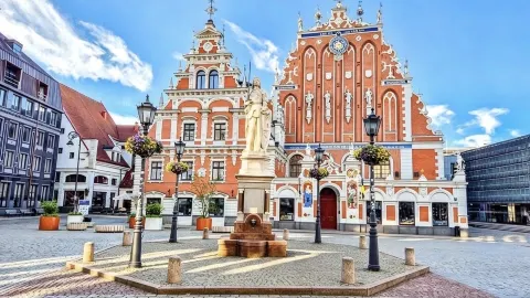 Pinpoint Riga and immerse yourself in Art Nouveau art and the charm of Latvia's medieval capital. — traveler post in Riga