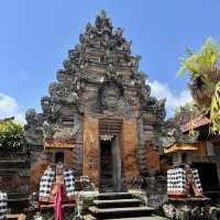 🎭 Step into History at Ubud Palace! 🏰✨