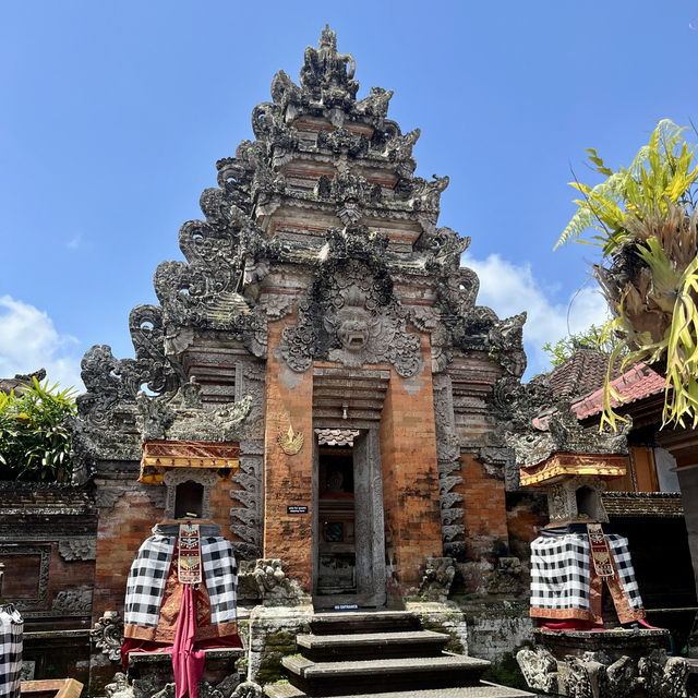 🎭 Step into History at Ubud Palace! 🏰✨