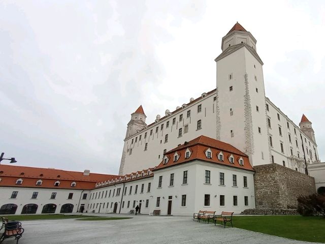 【スロバキア】オーストリアまで見渡せる「ブラチスラヴァ城」