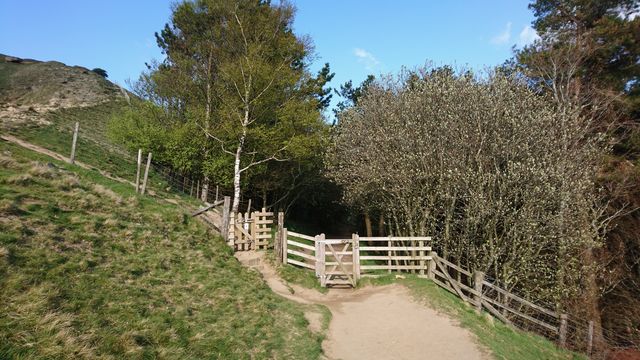 Exploring Peak District: A Hike Around Castleton’s Majestic Hills 🏞️✨