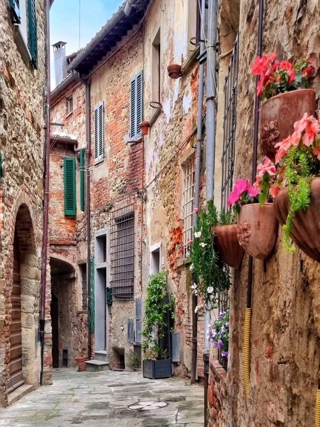 🏛️ Tuscan Grace in Stone – Arezzo, Italy