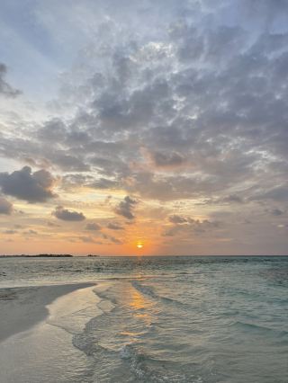 🌅 Thulusdhoo Sunset – Golden Skies Over the Maldives ✨🌊
