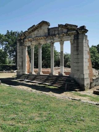 เสียงสะท้อนนิรันดร์: เปิดเผยซากปรักหักพังเหนือกาลเวลาของอพอลโลเนียในแอลเบเนีย