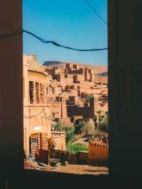 색채의 기둥 사이를 걷는 신전의 아침 🌞