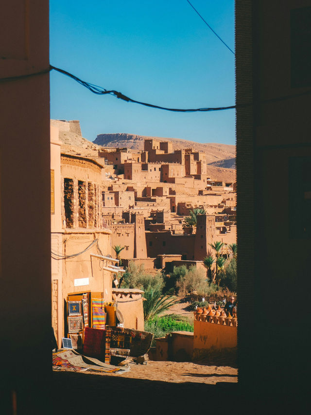 색채의 기둥 사이를 걷는 신전의 아침 🌞