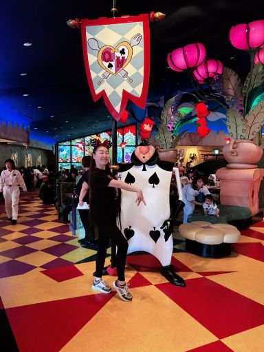赤の女王とのランチ：東京ディズニーランドで不思議の国のアリスを体験