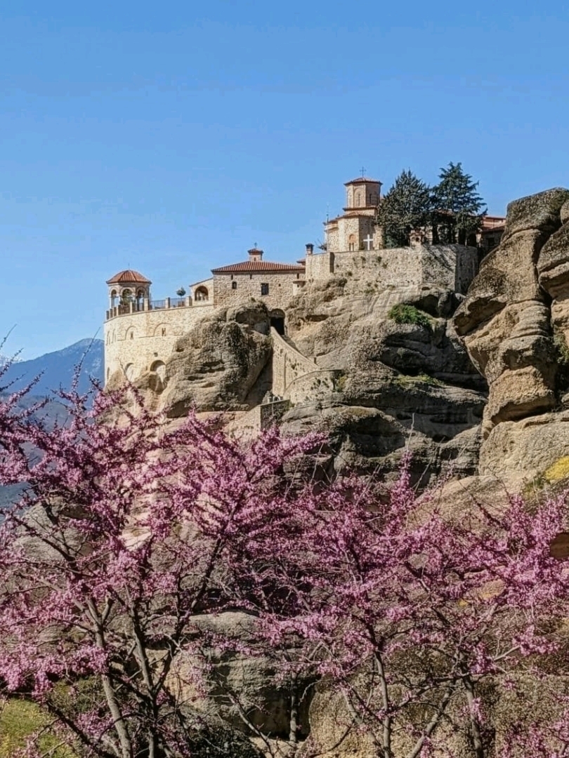 เมเทโอรา (Meteora): อารามโบราณบนยอดเขา