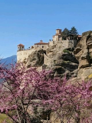 天空之城邁泰奧拉（Meteora）；屹立山巔的古老修道院。