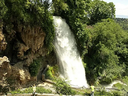 Edessa — Kota Yunani Tempat Air Terjun Mengalir Melalui Kota dan Sejarah Mengalir Seperti Sungai