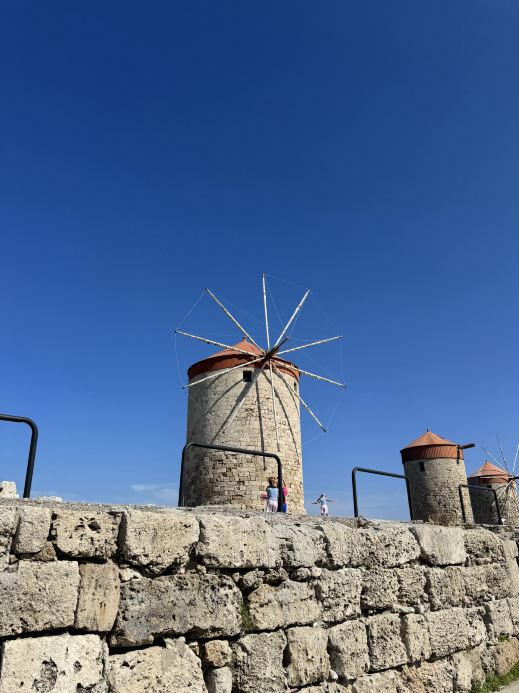 🇬🇷 Dạo bước nghệ thuật trên đảo Rhodes | Cảng Mandraki, được bao quanh bởi những làn gió biển Aegean suốt 600 năm 📸