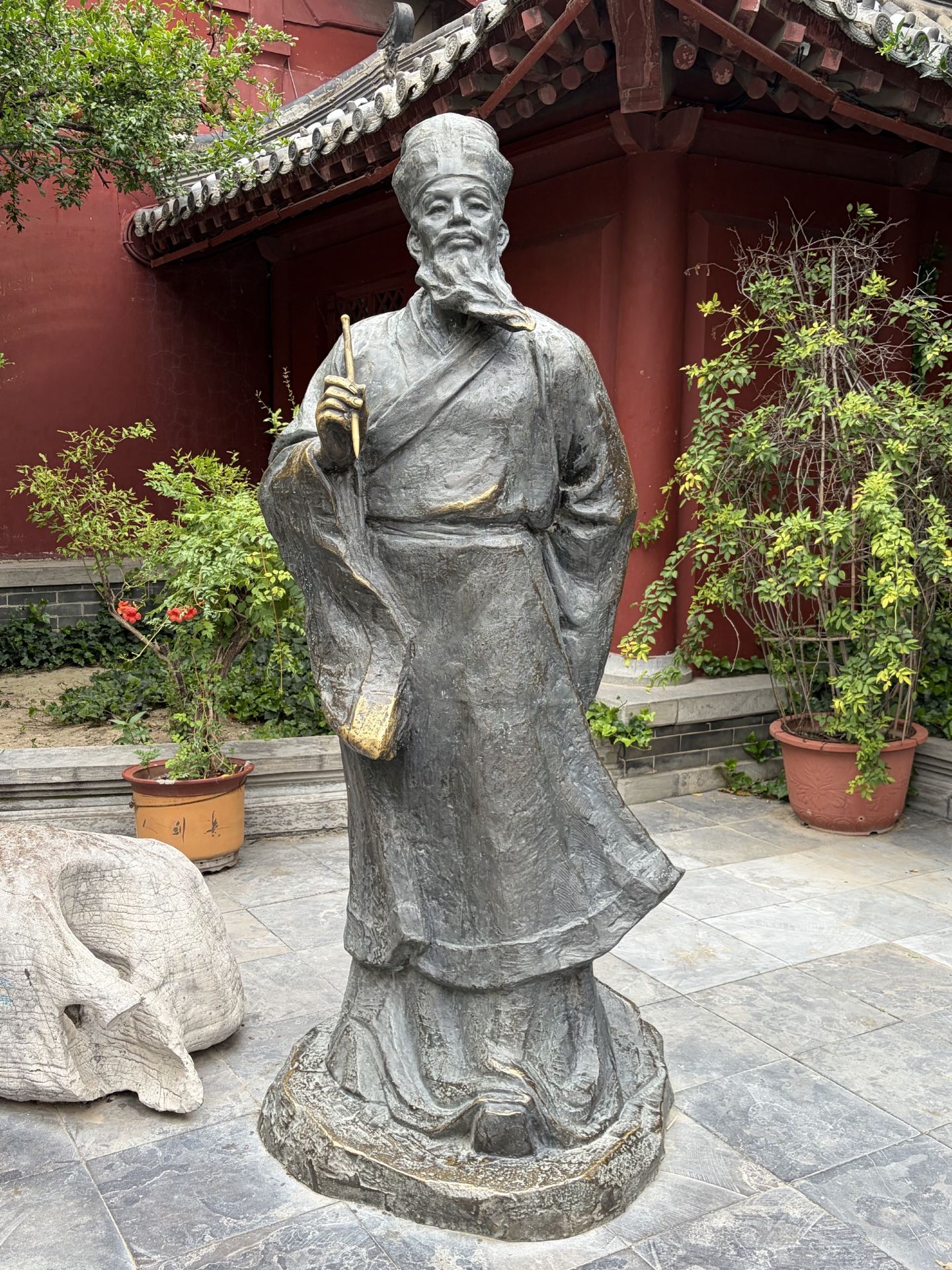 原來還要到售票處換紙本門票才能進去。￼在這裡看到了包公斷案、￼審陳世美、￼還有很多精彩的表演。￼園區很大,認真走、認真看,可以待很久,￼我們在裡面逛了快4個小時￼,很充實👍