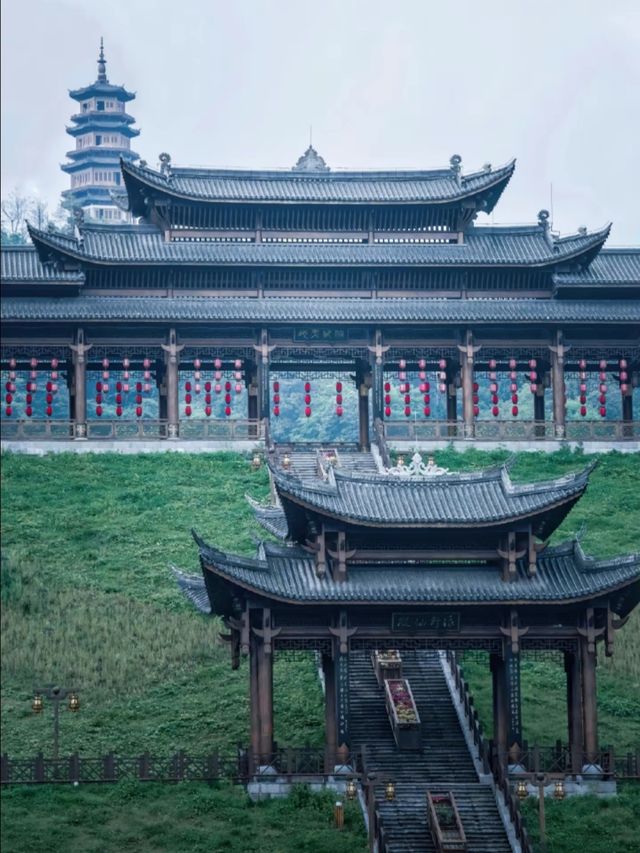 我見青山多妩媚，料青山見我應如是