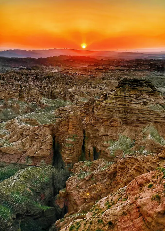 This is not the Grand Canyon in Colorado, USA, but the Pingshan Lake Grand Canyon in Zhangye, Gansu