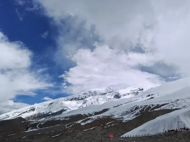 ムスタグ峰は中国の新疆ウイグル自治区のアクトウ県とタシュクルガンタジク自治県の境界に位置しており、標高7546、その雄大な大きさがあります
