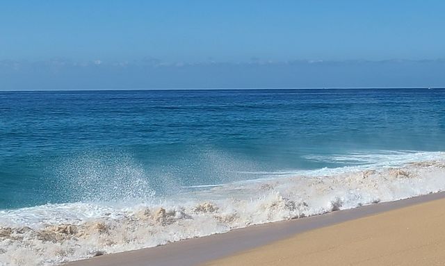 日落海灘的浪很美