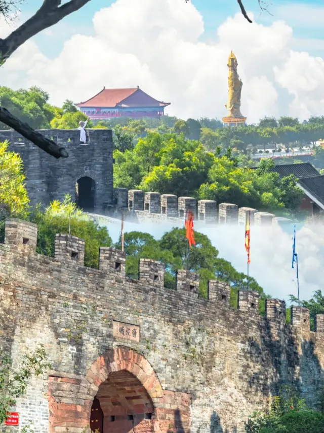 It's not that the Great Wall is unaffordable, but the Lotus Mountain in Guangzhou offers more value for money