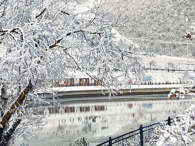 西嶺雪山下雪了