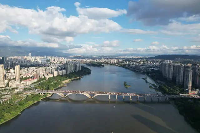 Strolling along the Min River