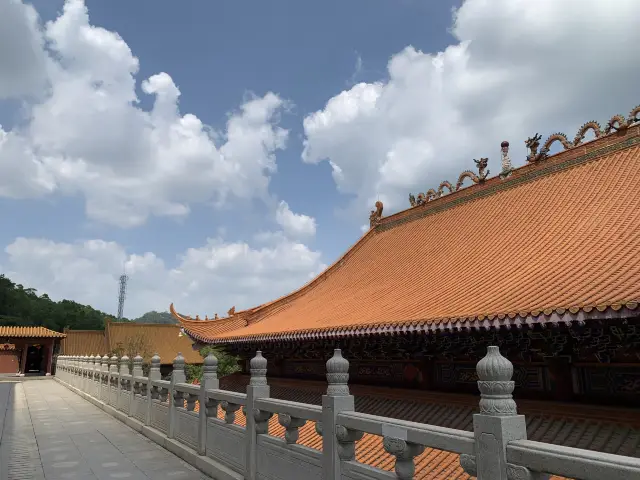 Shenzhen's Loneliest Temple - Hongyuan Temple