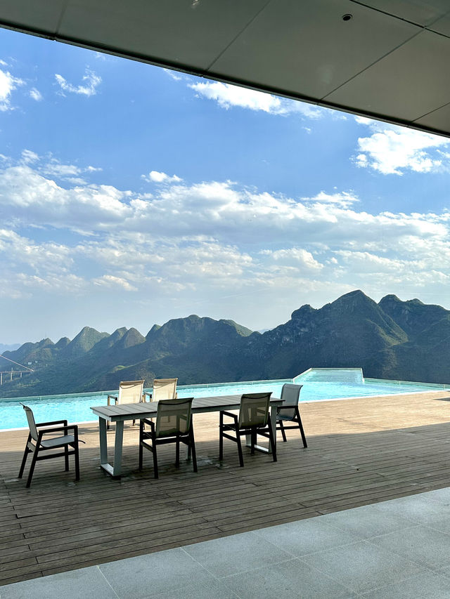 貴州旅遊||懸崖瀑布無邊泳池酒店。