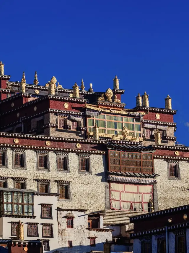 2-Day Shangri-La Tour: Must-See Attractions