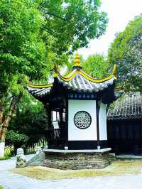 人文和風光融為一體；包公園